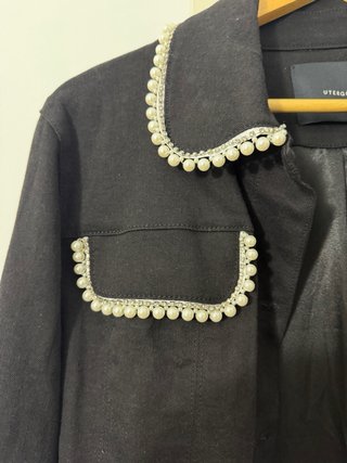 Chaqueta negra con perlas