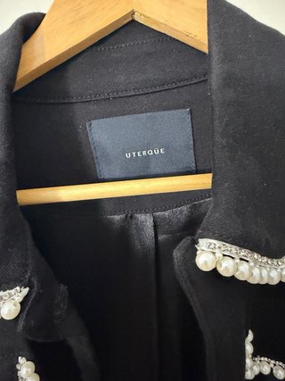 Chaqueta negra con perlas