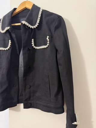 Chaqueta negra con perlas