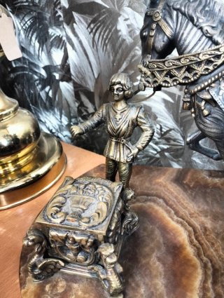 Statue di Isabella la Cattolica e cavallo
