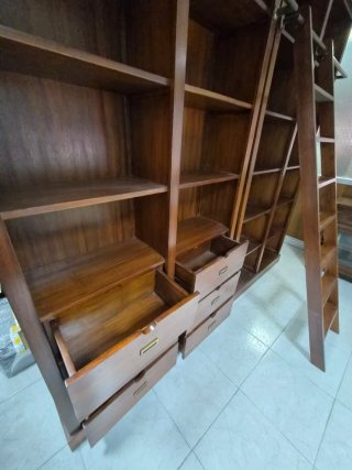 Estantería de madera con escalera y cajones