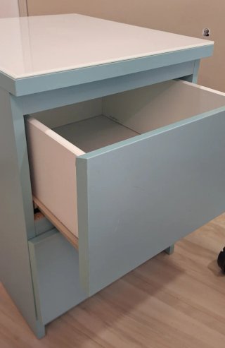 Mesita de noche IKEA MALM azul y blanco