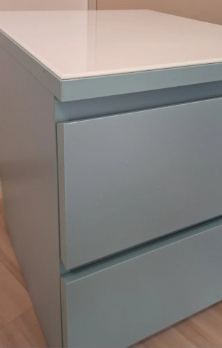 Mesita de noche IKEA MALM azul y blanco