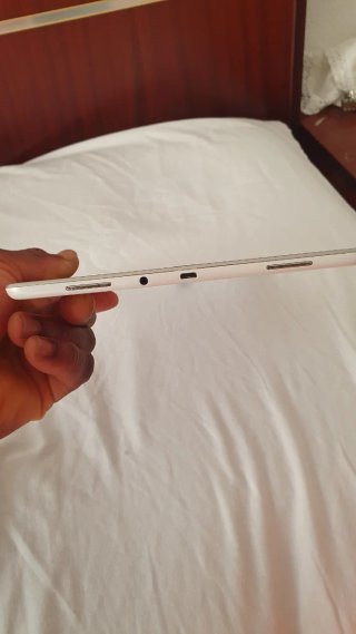 Tablet Samsung bianco con YouTube funzionante