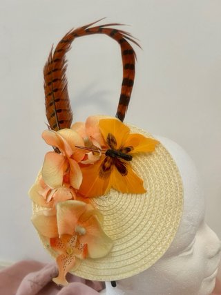 Tocado invitada flores y plumas