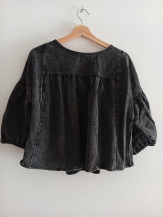 Blusa negra con mangas abullonadas
