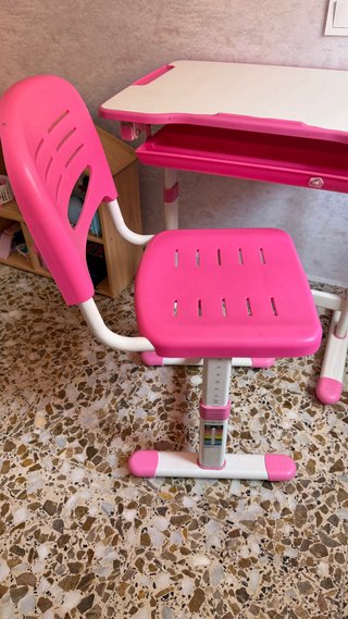 Escritorio infantil con cajón rosa
