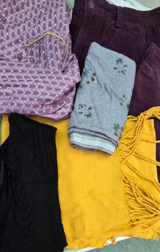 Traje fallero morado y amarillo