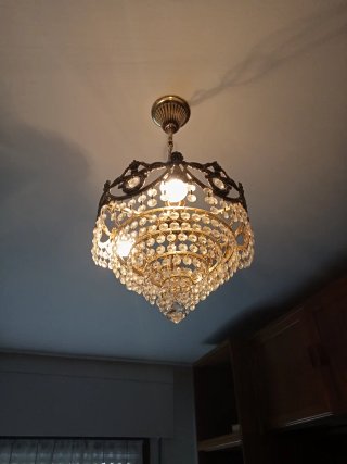 Lámpara de lágrimas dorada y cristal