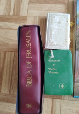 Lote religioso: Biblia, Misal, Cruz todo por 10€