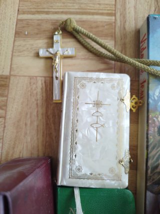 Lote religioso: Biblia, Misal, Cruz todo por 10€