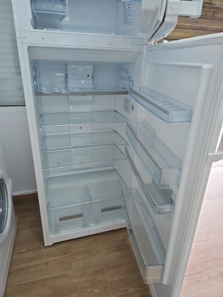 Nevera blanca de dos puertas 6 meses de garantía