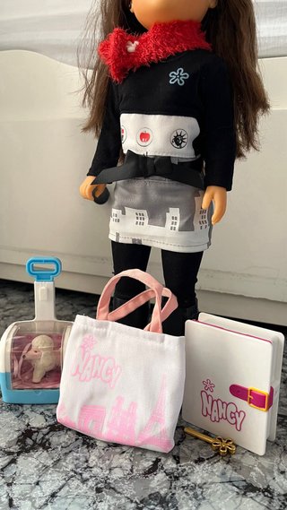 Nancy Viajera NY Muñeca con Accesorios