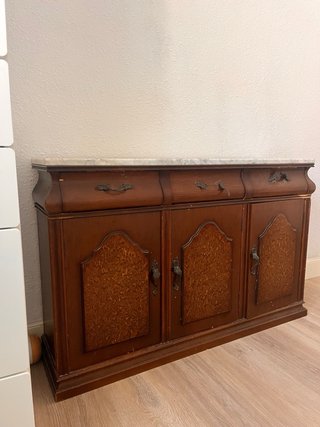 Cómoda de entrada de madera y mármol.