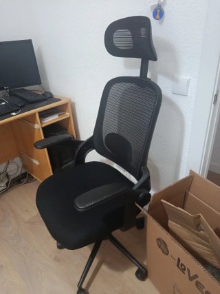 Silla de oficina ergonómica negra.
