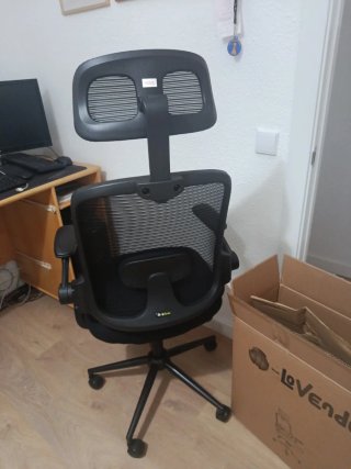 Silla de oficina ergonómica negra.