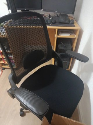 Silla de oficina ergonómica negra.