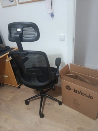 Silla de oficina ergonómica negra.