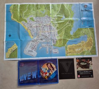 PS4 + 2 Juegos y Guías Oficiales, todo perfecto