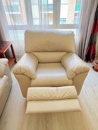 Sofá de piel beige
