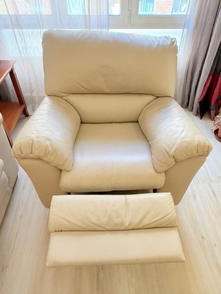 Sofá de piel beige