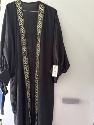 Kimono negro con bordado dorado