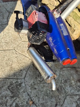 Patinete de gasolina azul
