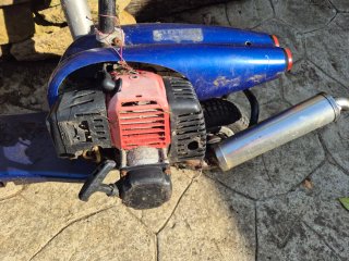 Patinete de gasolina azul