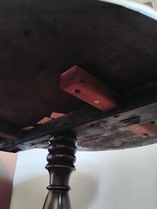 Mesa velador antigua de madera maciza.