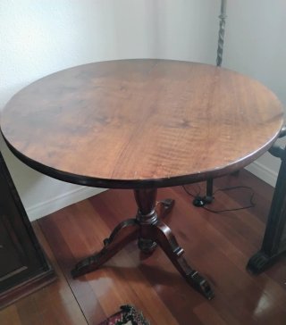 Mesa velador antigua de madera maciza.