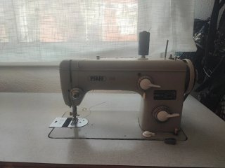 Máquina de coser Pfaff 260 con utensilios