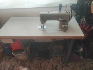 Máquina de coser Pfaff 260 con utensilios