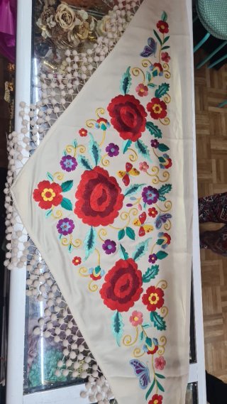 Mantoncillo blanco bordado flores y madroños