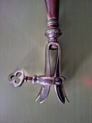Objeto antiguo de metal y cuerno