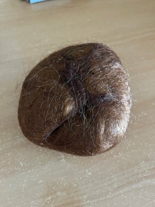 Extensión de pelo castaño y moño