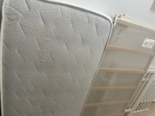 Cuna de madera y blanca