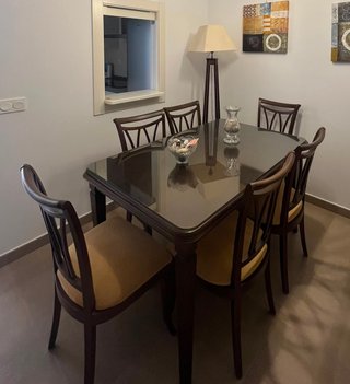 Mesa de comedor extensible  y 6 sillas de madera.