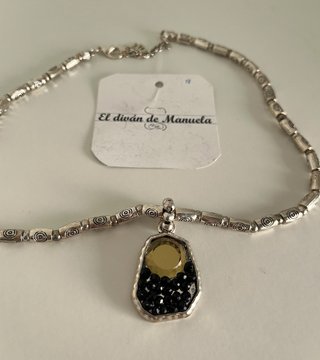 Collar artesanal con colgante negro