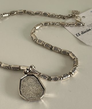 Collar artesanal con colgante negro