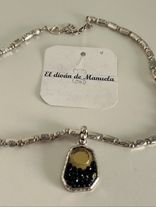 Collar artesanal con colgante negro