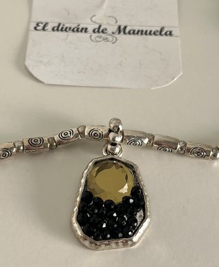 Collar artesanal con colgante negro