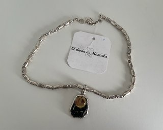 Collar artesanal con colgante negro
