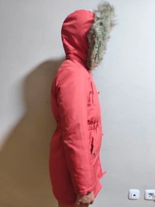 Chamarra rosa con gorro de pelo. 12 años