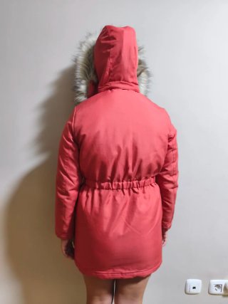 Chamarra rosa con gorro de pelo. 12 años