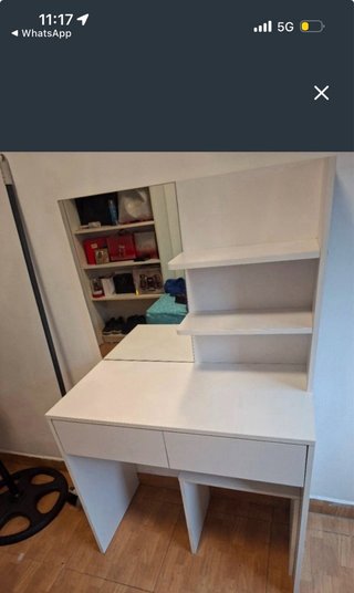Tocador con espejo y estantes