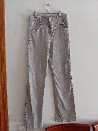Pantalón vaquero Zara beige con tachuelas