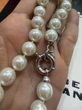 Pulsera de perlas con cierre  de plata .