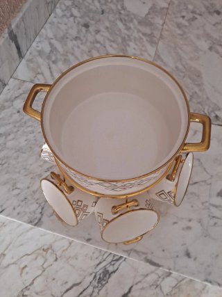 Sopera y 6 cuencos dorados y blancos