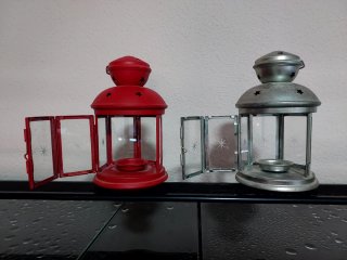 Farolillos rojos y plateados con estrellas