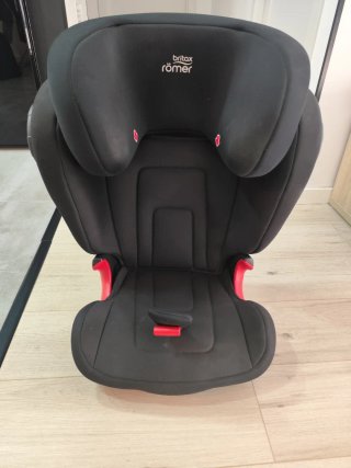 Silla de coche Britax Römer negra 2/3 con Isofix.